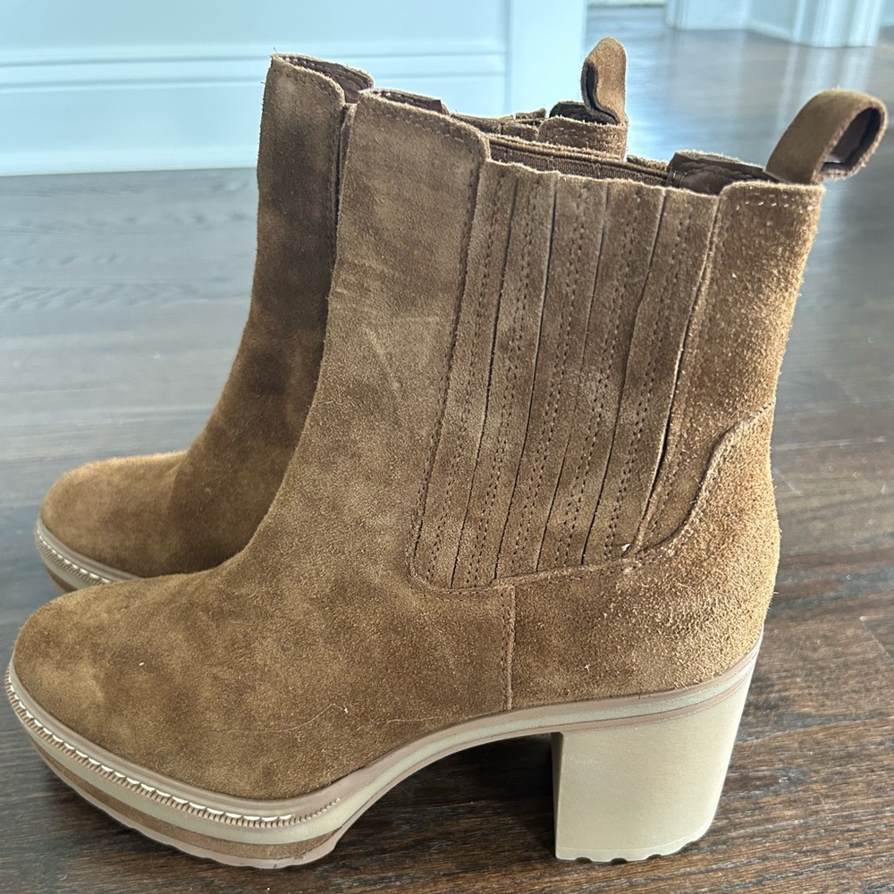 Never worn. 3.5” heel